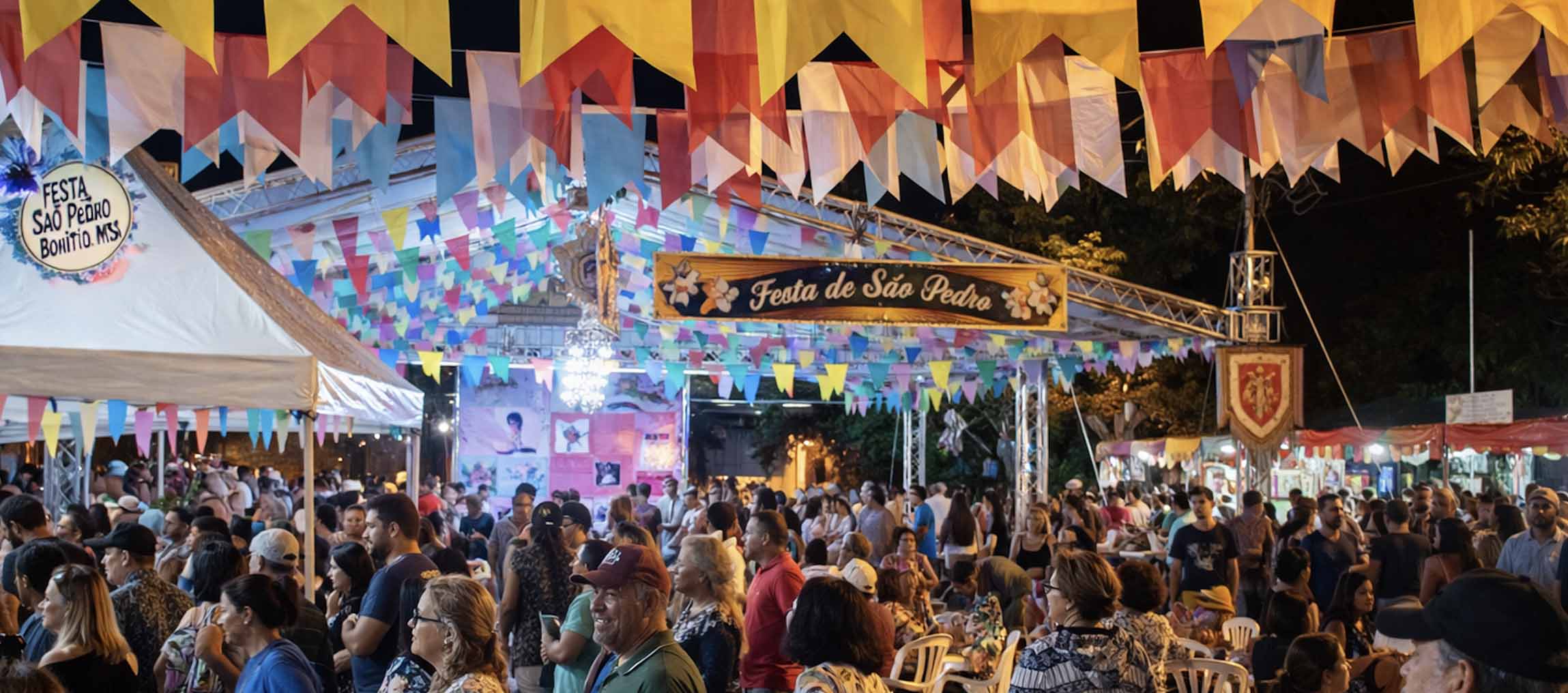 Barracas e programação cultural da Festa de São Pedro em Bonito.
