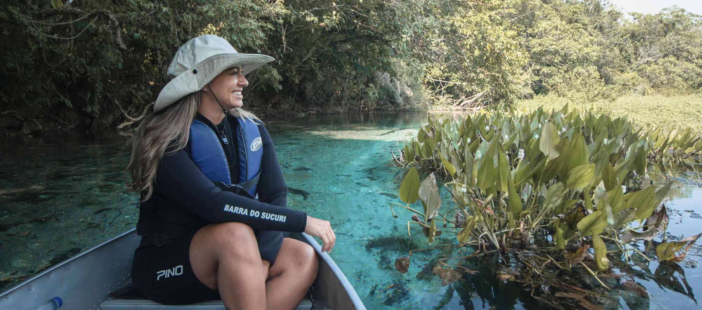 Viajante contempla uma paisagem natural durante experiência de bem-estar e desaceleração.