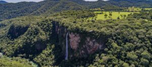 Cachoeira Boca da Onça na Serra da Bodoquena, maior cachoeira de Mato Grosso do Sul.