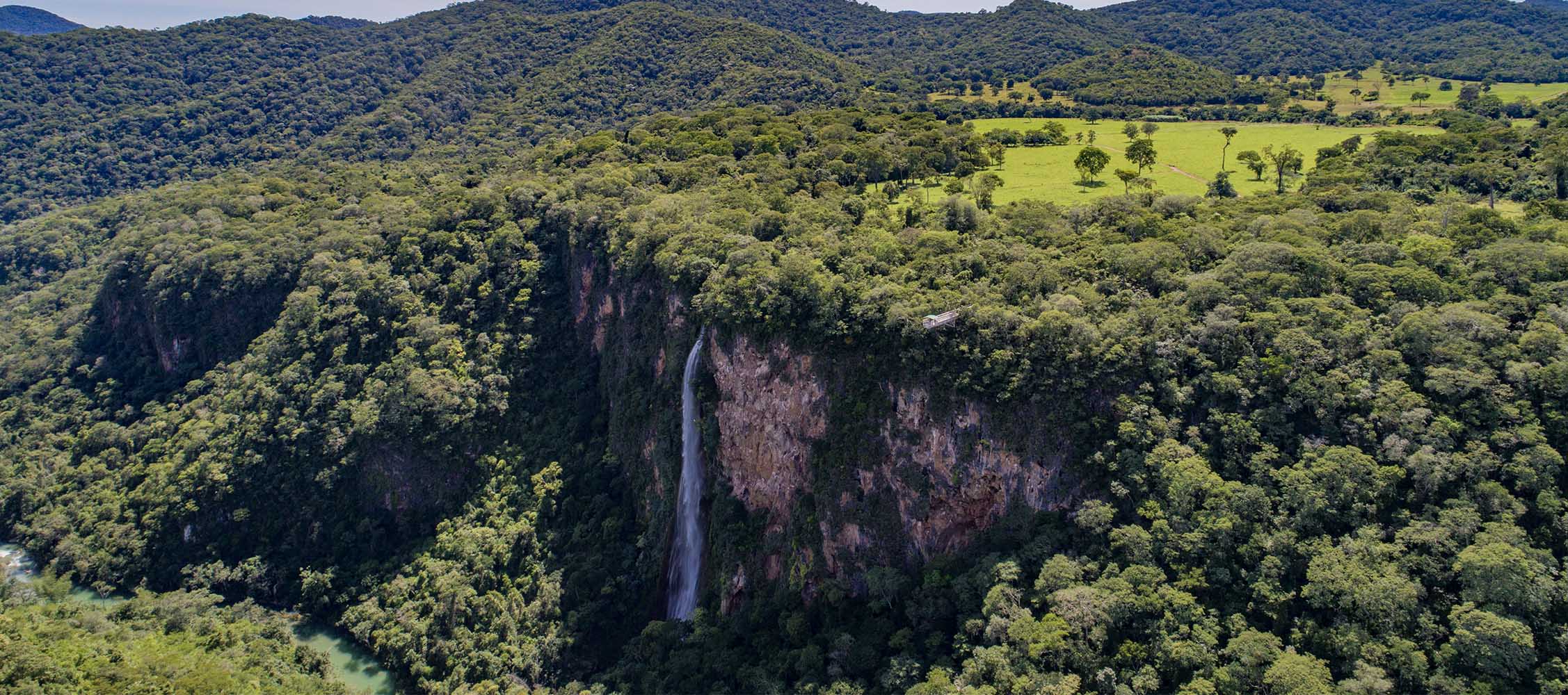 Cachoeira Boca da Onça na Serra da Bodoquena, maior cachoeira de Mato Grosso do Sul.