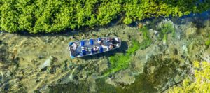 Visitantes praticam flutuação no Rio Sucuri em Bonito durante a estação seca.