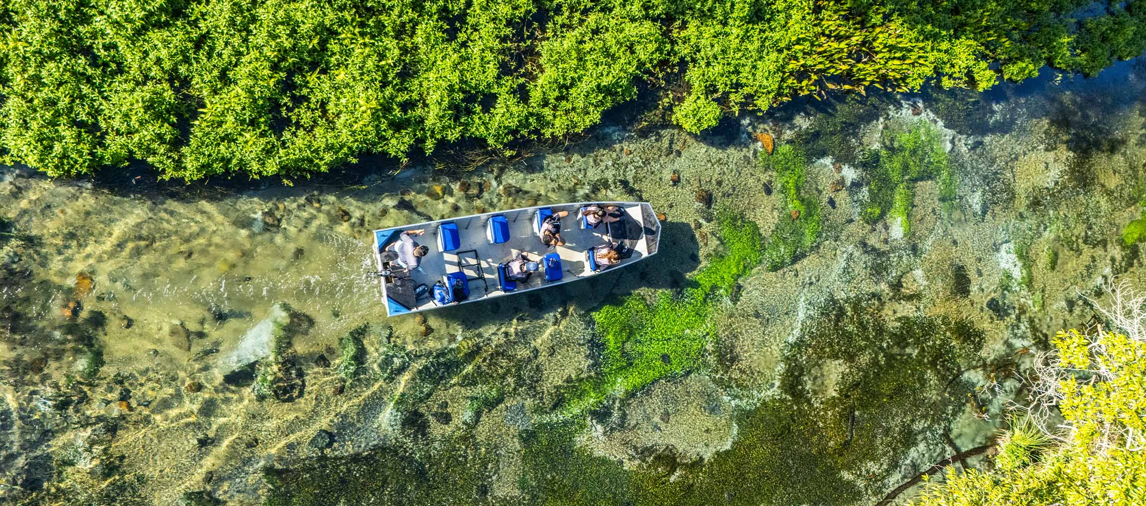 Visitantes praticam flutuação no Rio Sucuri em Bonito durante a estação seca.