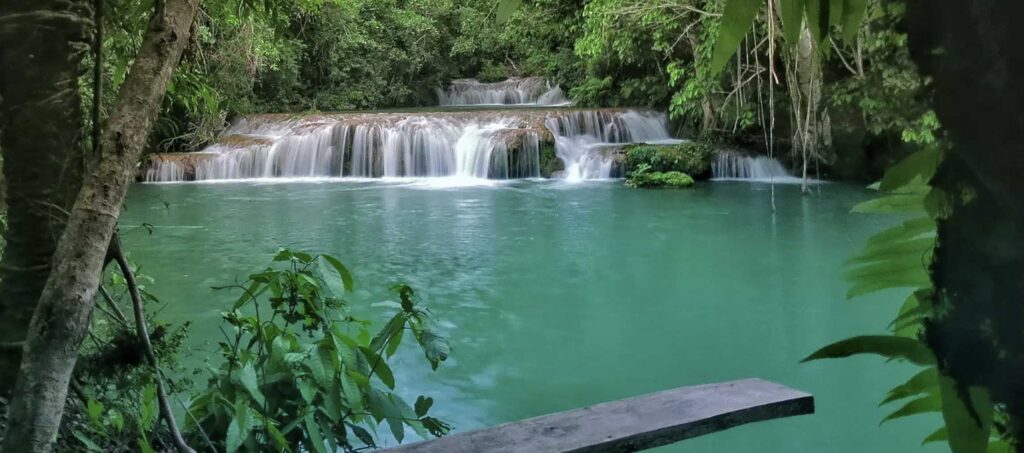 Cachoeira da Fazenda Ceita Corê em meio à natureza preservada de Bonito.