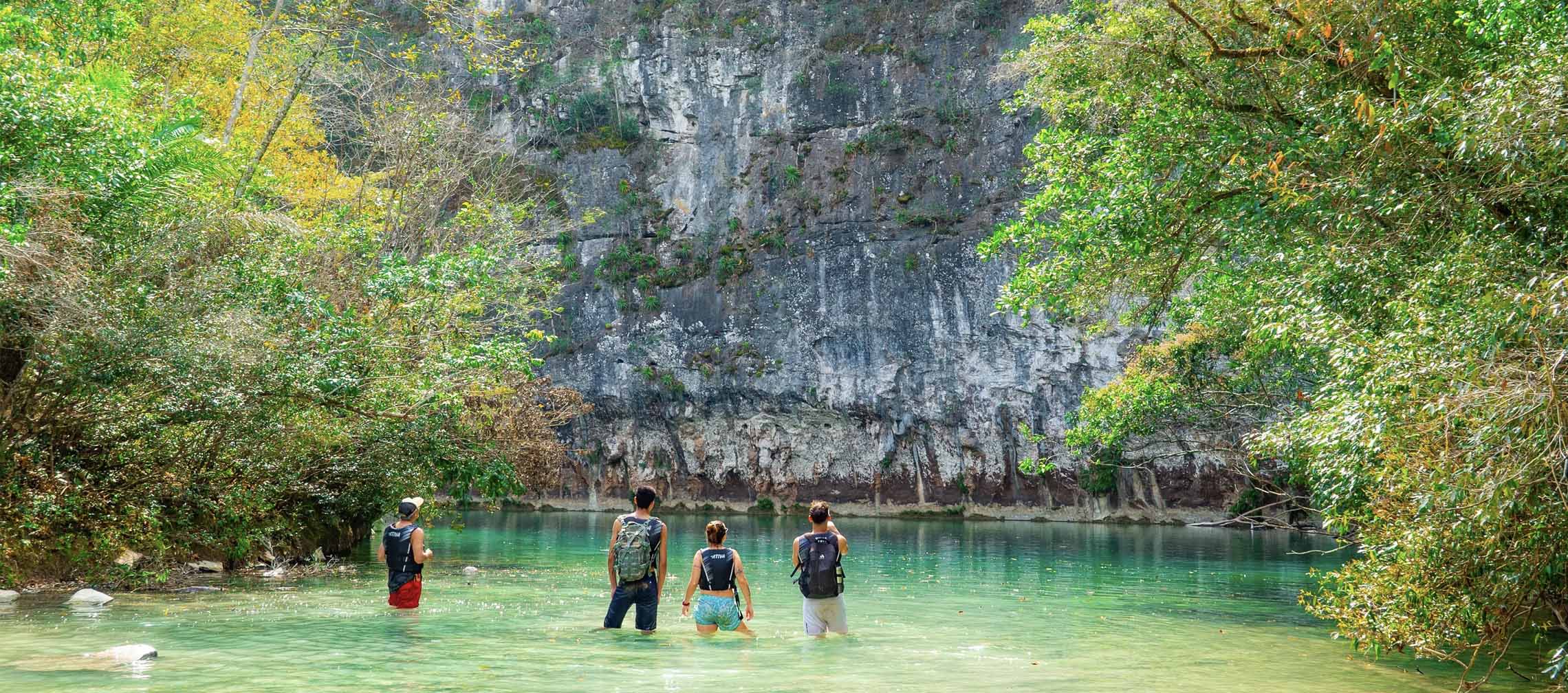 Paredões dos Cânions do Salobra com águas cristalinas na Serra da Bodoquena.