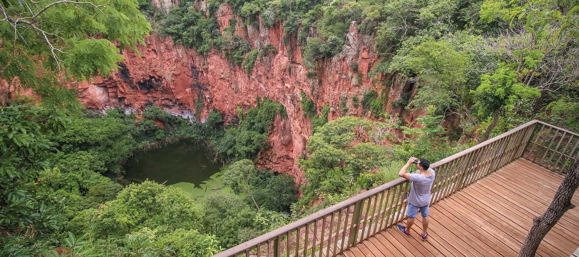 Vista panorâmica do Buraco das Araras em Jardim, Mato Grosso do Sul.