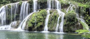 Cachoeira da Estância Mimosa em meio à mata preservada de Bonito.