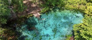 Fervedouro Rio Azul em Bodoquena cercado por vegetação preservada e águas cristalinas.