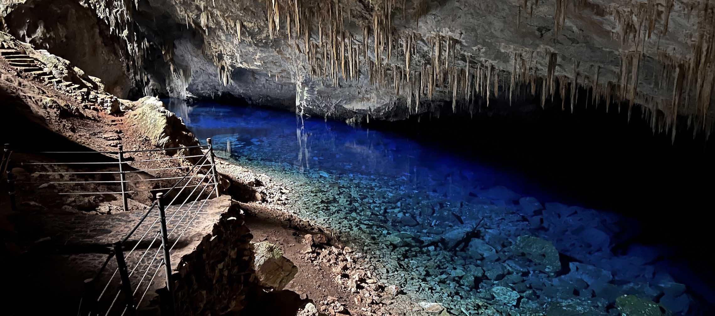 Lago azul no interior da Gruta do Lago Azul em Bonito, Mato Grosso do Sul.