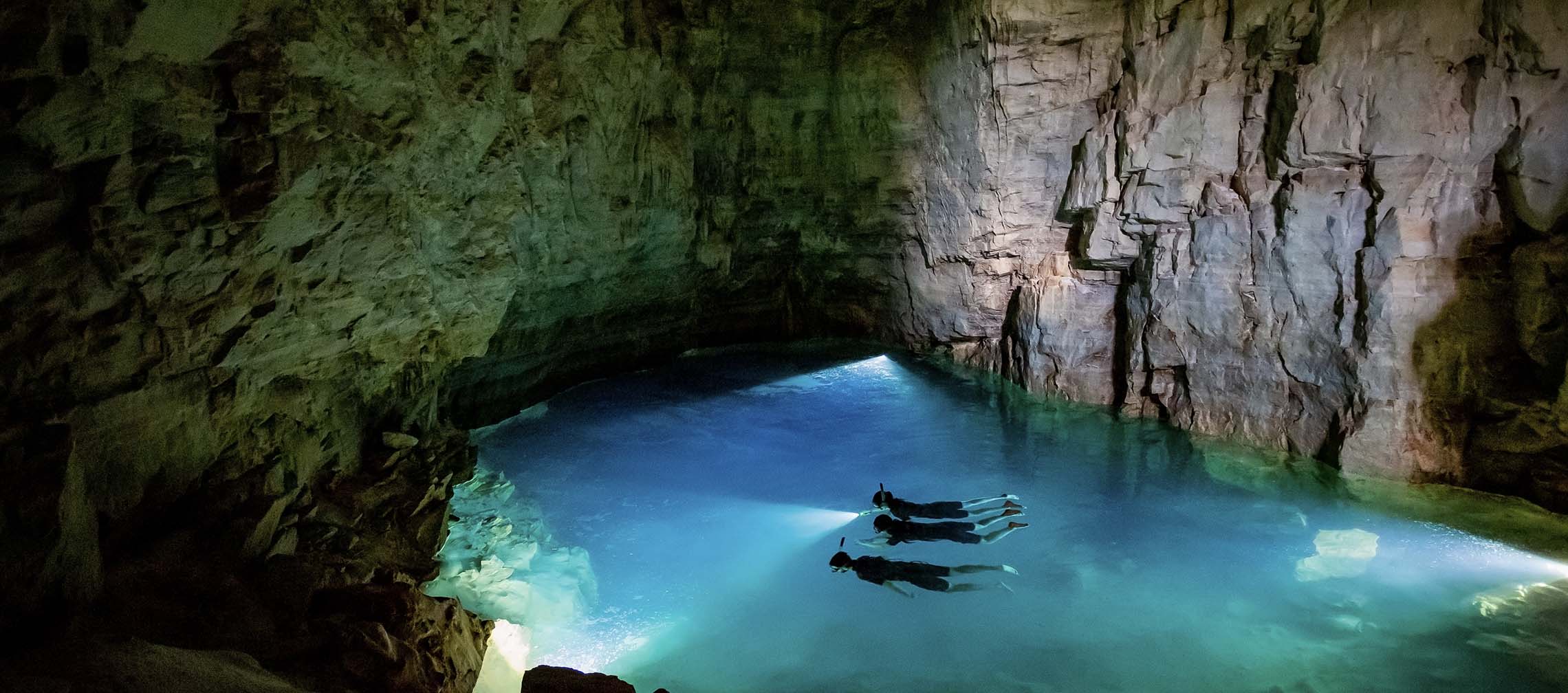 Lago de águas cristalinas no interior da Gruta do Mimoso em Bonito.