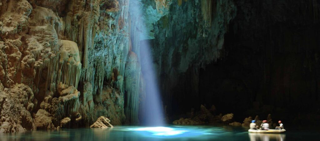 Interior do Abismo Anhumas, experiência de ecoturismo e turismo de natureza em Bonito, Mato Grosso do Sul.