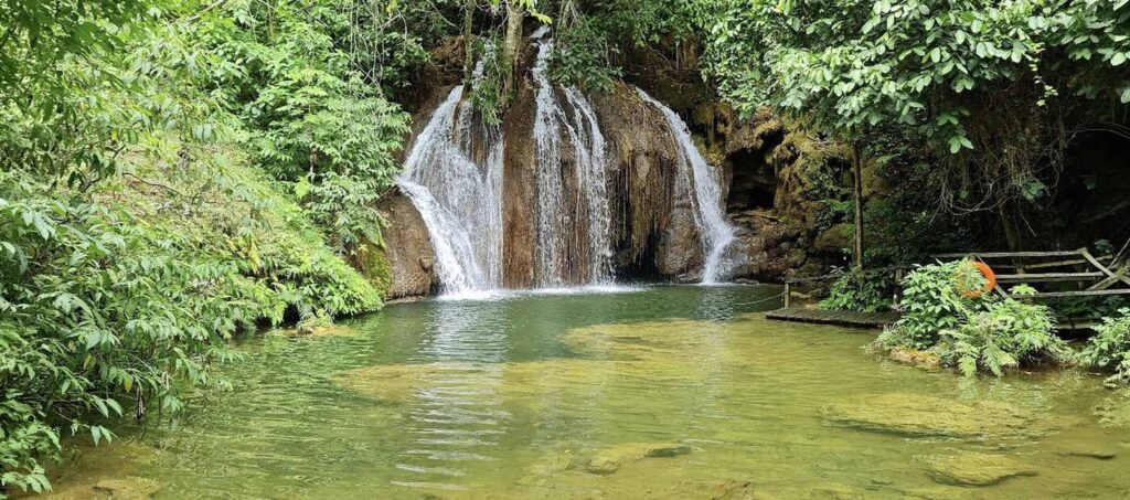 Cachoeira do Rio do Peixe em meio à natureza preservada de Bonito.