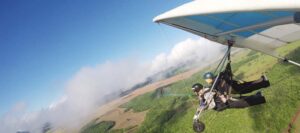 Voo duplo de asa-delta no Viva ao Vento sobre a paisagem de Bonito.