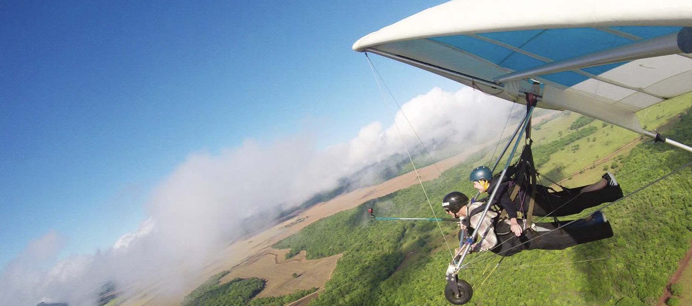 Voo duplo de asa-delta no Viva ao Vento sobre a paisagem de Bonito.