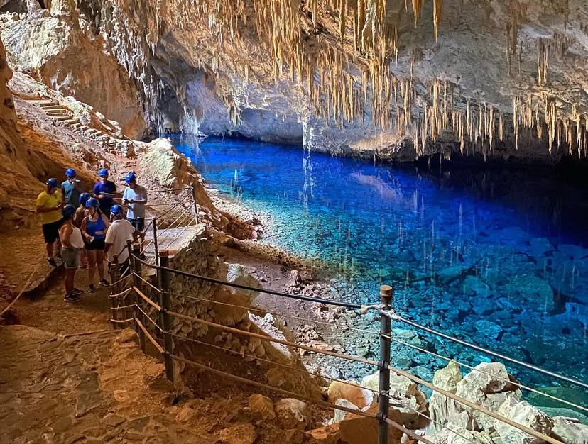 Bonito em agosto com águas cristalinas, natureza exuberante e céu azul em Mato Grosso do Sul.