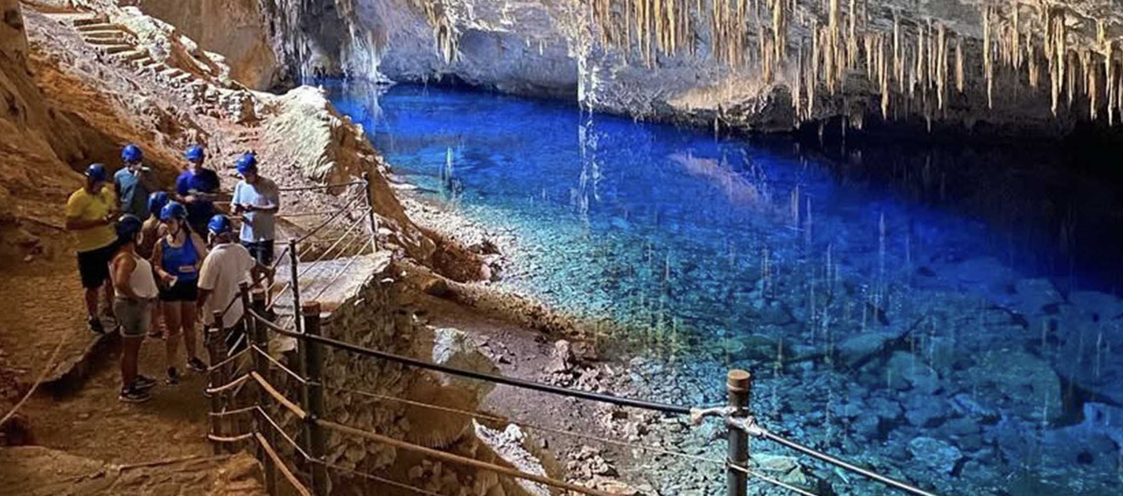 onito em agosto com águas cristalinas, natureza exuberante e céu azul em Mato Grosso do Sul.